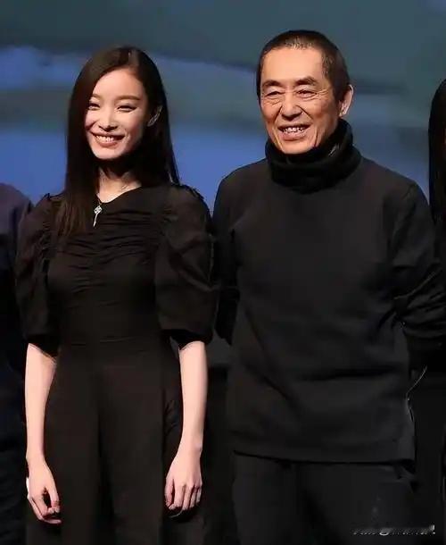 曾经，张艺谋问倪妮：“你愿不愿意跟我去南京生活三年？”倪妮答应了。接着，张艺谋对