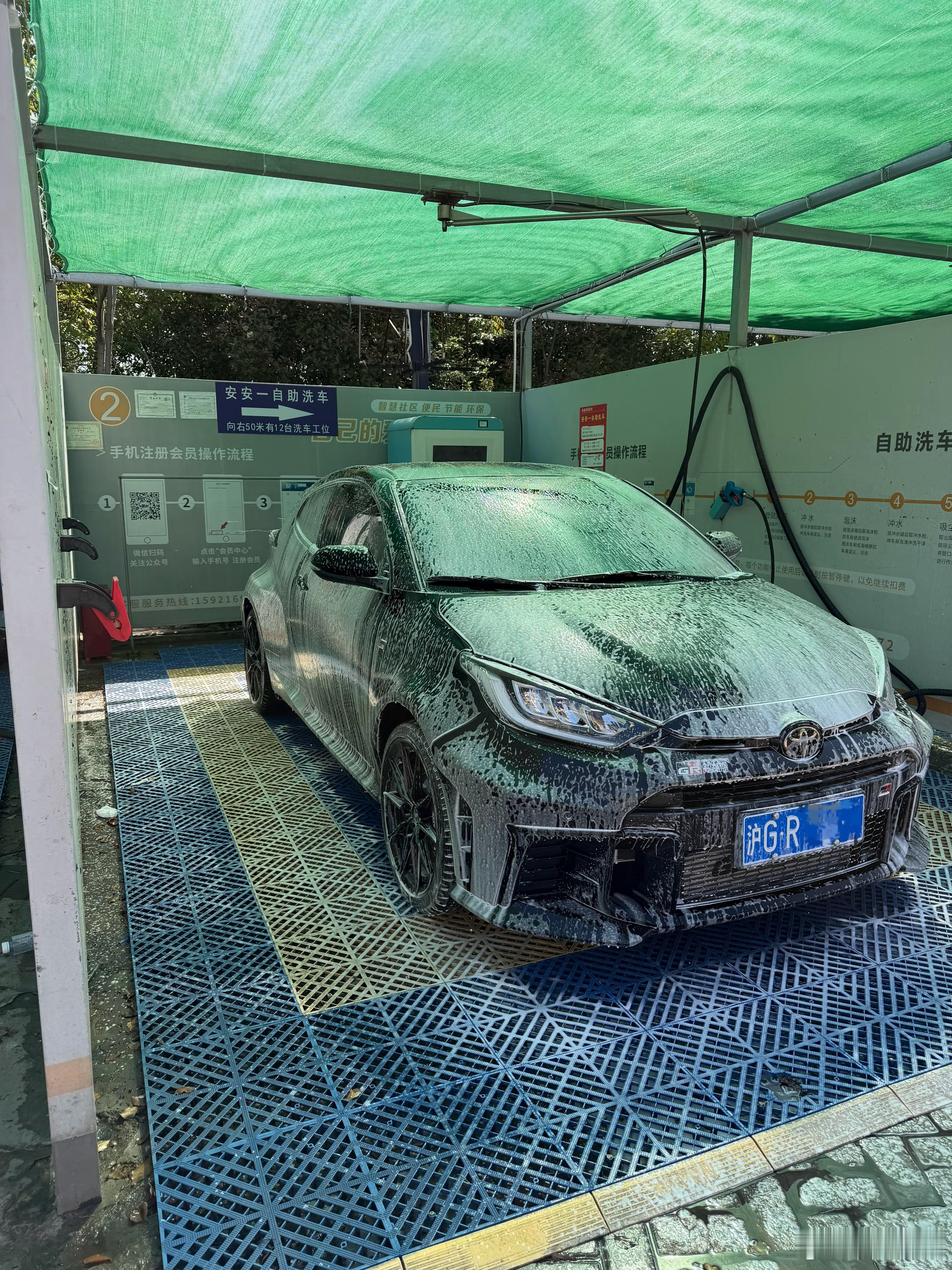 自助洗车，9.9元就能洗一下。 