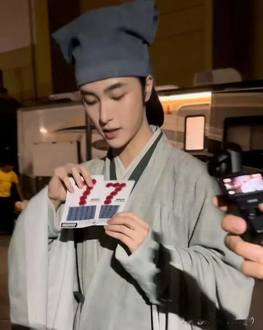 高寒给粉丝刮彩票居然中了七万！？

我这个老天爷，这运气也是没谁了。

不过听说