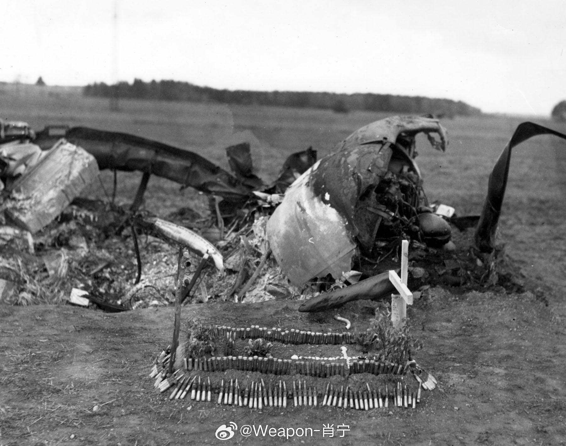 照片中的历史 1944年8月8日，一架美国陆军航空队的P-47“雷电”战斗机在法
