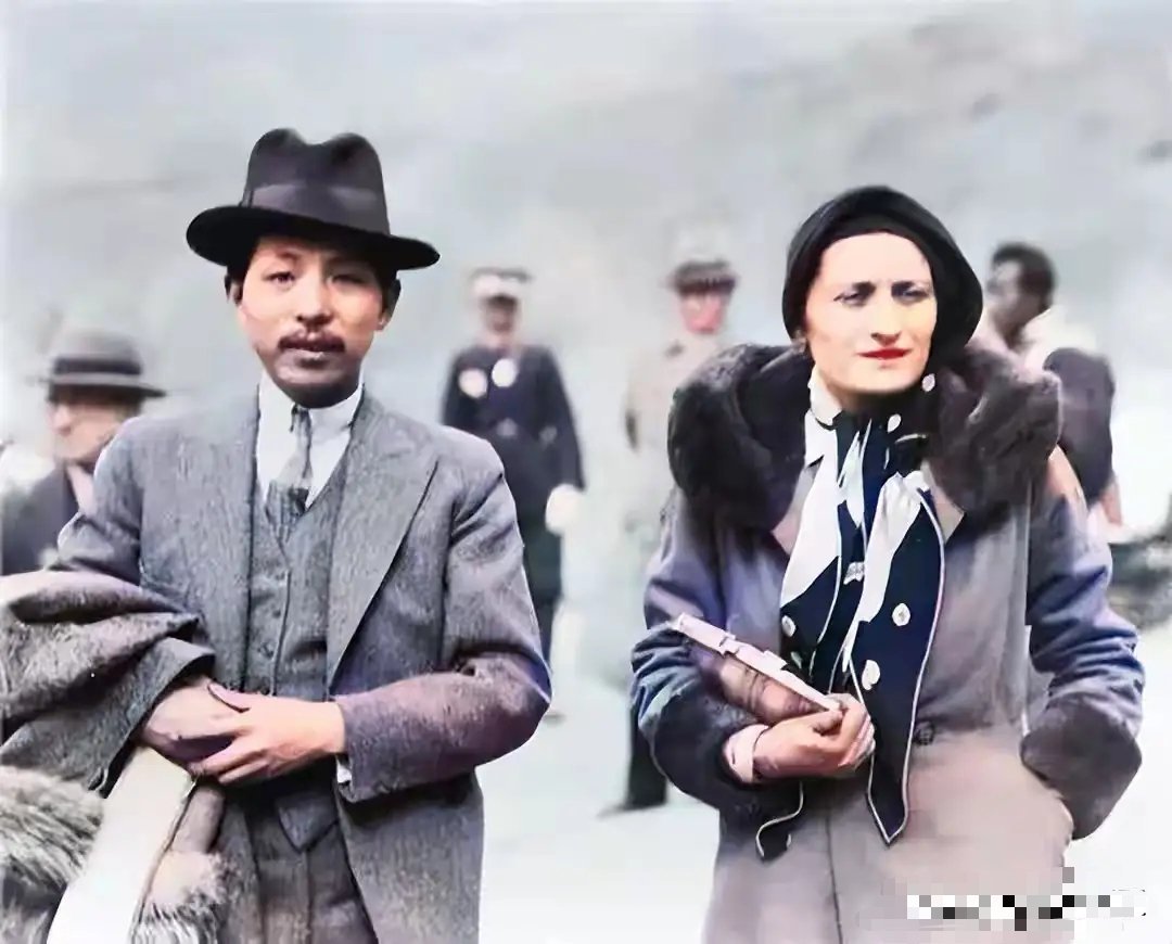 1930年，张学良陪同墨索里尼女儿游览长城，那时他29岁，风光无限 