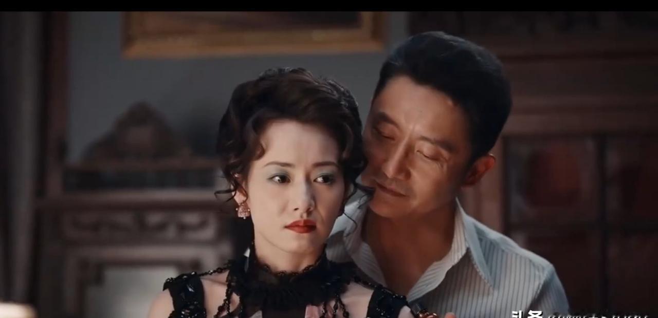 “二妞把恩人送进稽查科那一刻，弹幕炸了：‘她完了。
’”
三天后，面粉厂招牌