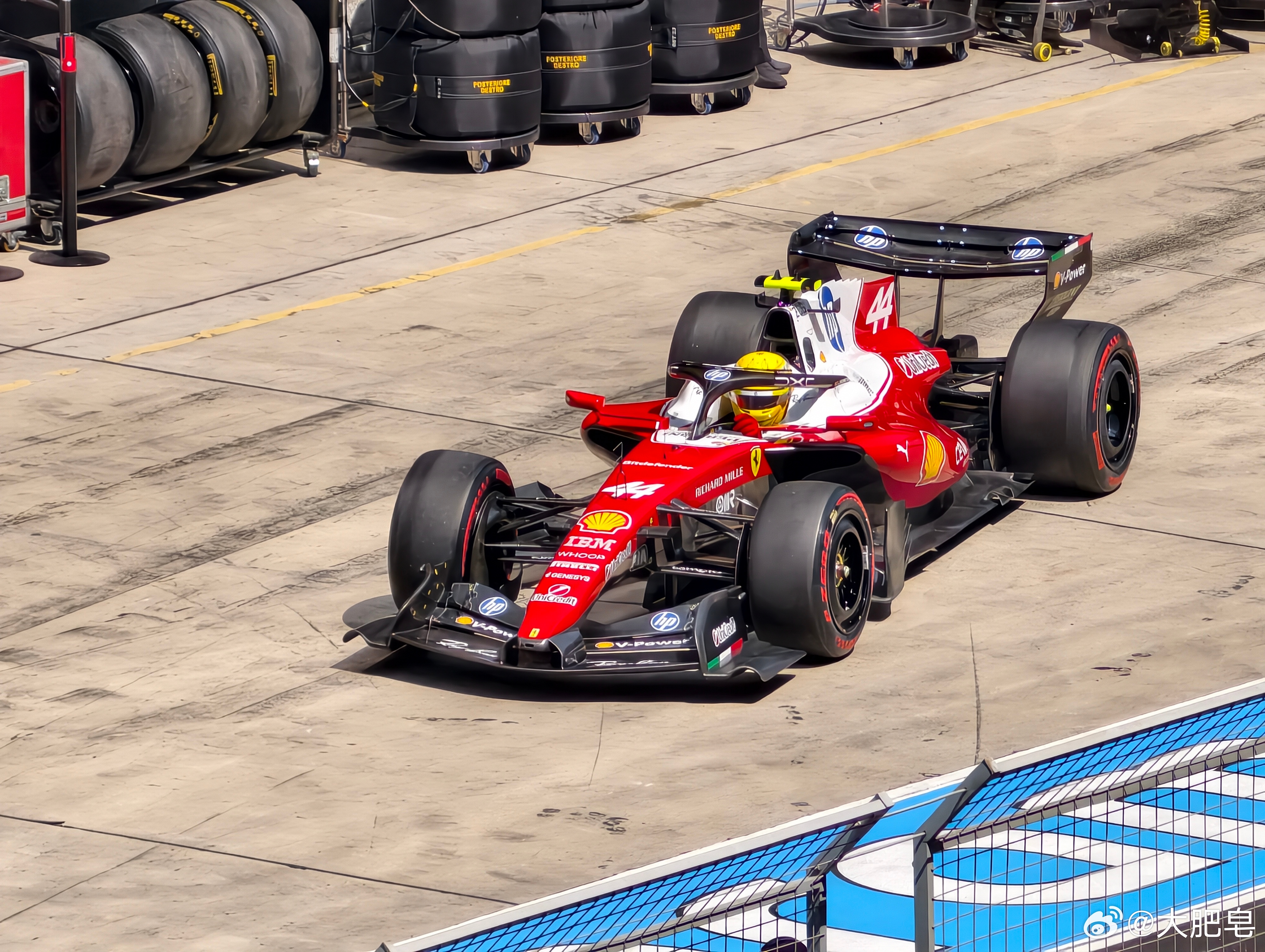 汉密尔顿赛后刺探敌情 哈哈哈，我今天拍到汉密尔顿了。44号车太显眼了！