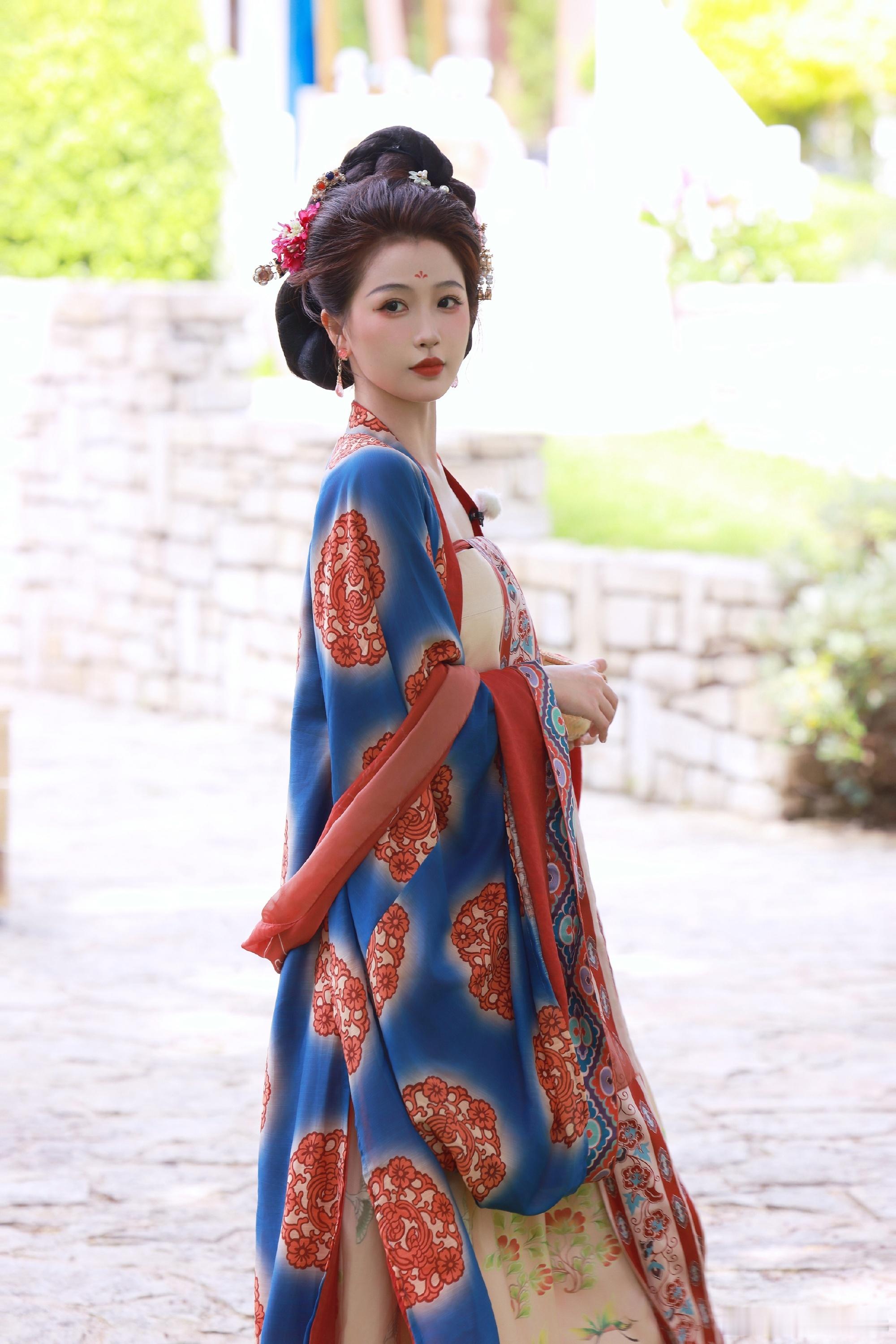 好美的兰花娘子，虞书欣中餐厅汉服造型仪态满分，妥妥的视觉享受 ​​​