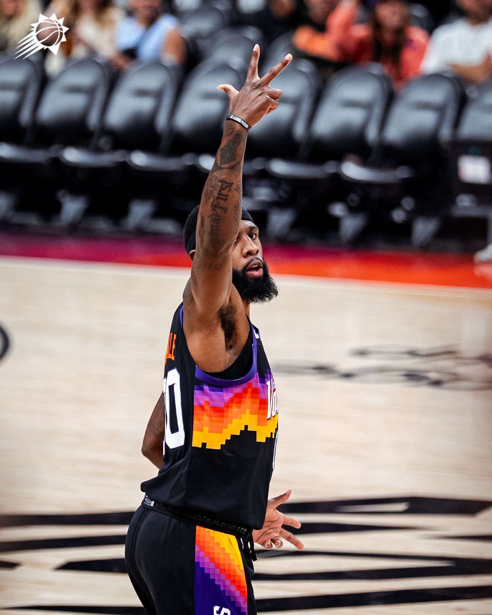 驴哥手起刀落，三分稳稳命中，鸡皮助攻！把对手打停菲尼克斯太阳旭日东升