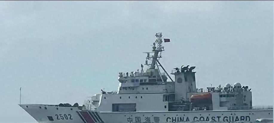 当着台海巡船的面，大陆海警拿起高频话筒，说出了两句台方从没有公开听到过的话。
