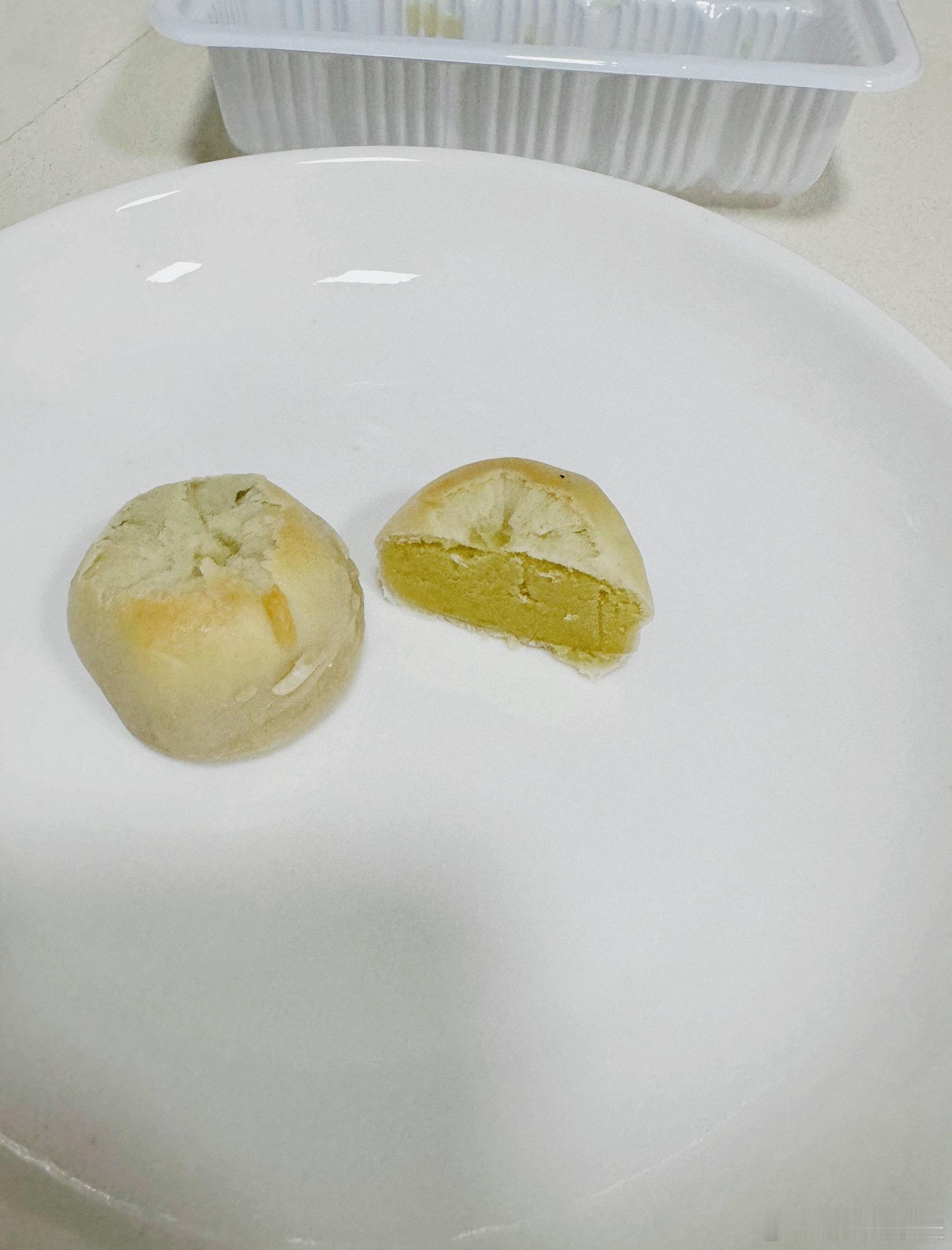 三个字，值得买。再说三个字，挺好吃。很少对糕点类食品做出这种评价，大家可试试。 
