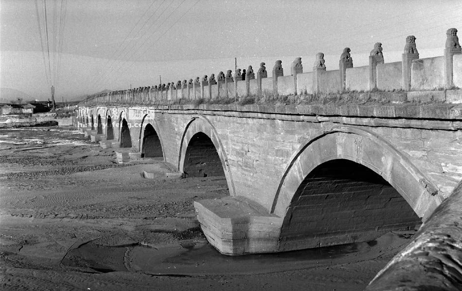 86年卢沟桥上战争的硝烟虽早已散尽但旧时的山河破碎同胞逝去之殇不能忘记无数先烈的