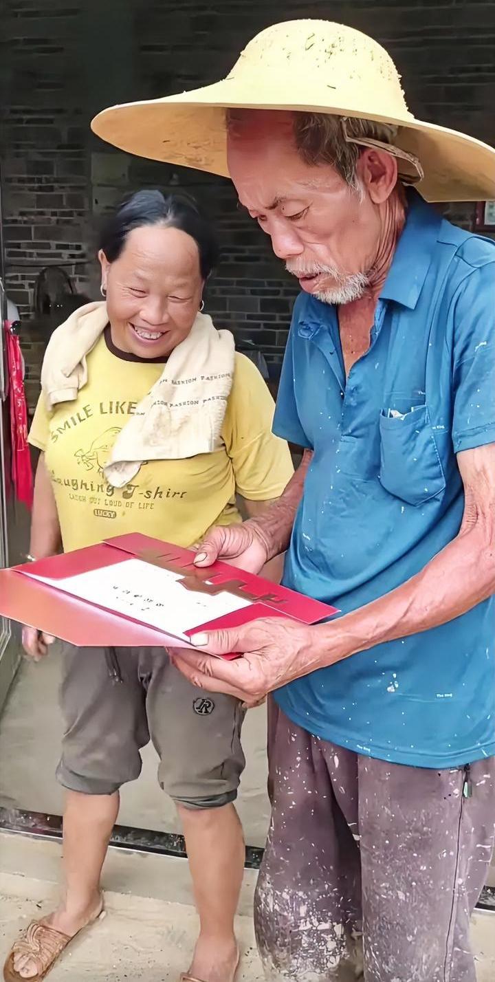 一张录取通知书，两个表情，任何影帝都演不来。