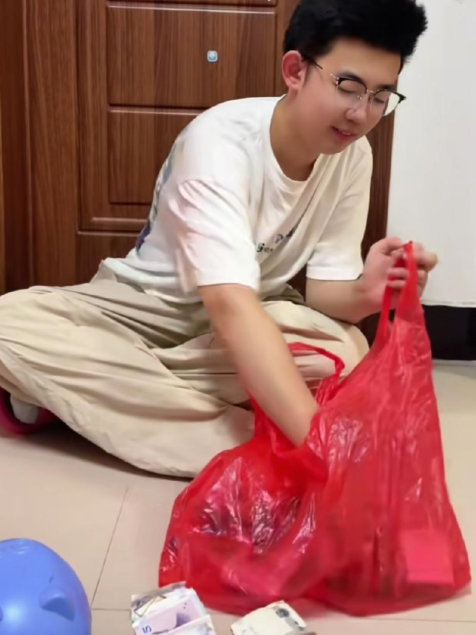 在这个不起眼的小城角落里，生活着一对相依为命的母子，日子过得平淡甚至有些苦涩。父