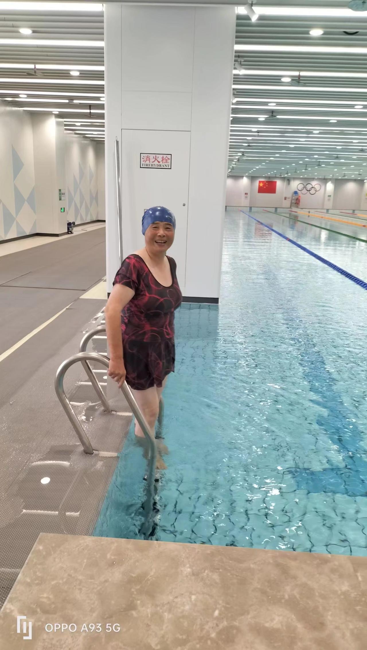 那么喜欢的游泳锻炼到了七十五岁被迫停止游泳了，连续二年下游泳馆接触了消毒水脚会烂