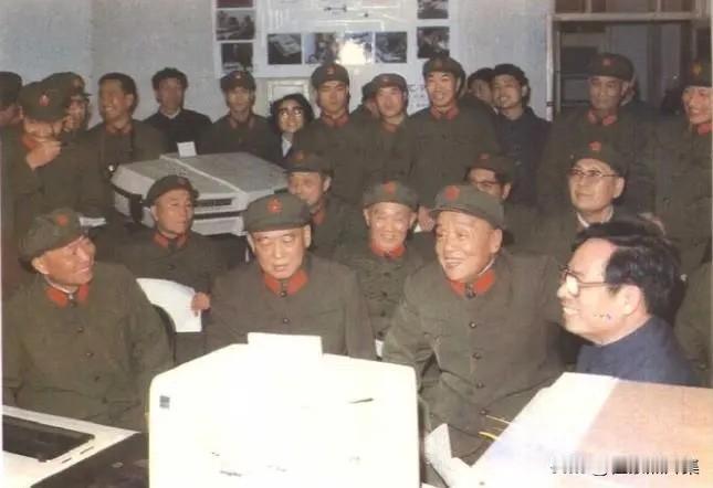 1984年，中国人民解放军政治学院院长兼政治委员刘志坚（左一）陪同杨尚昆、余秋里