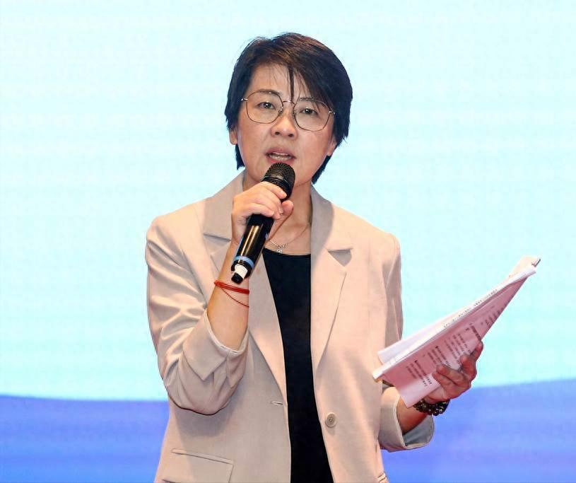 台湾媒体人陈挥文昨日在节目《新闻大白话》质疑，沈伯洋连里长都没选过，怎么能让他去