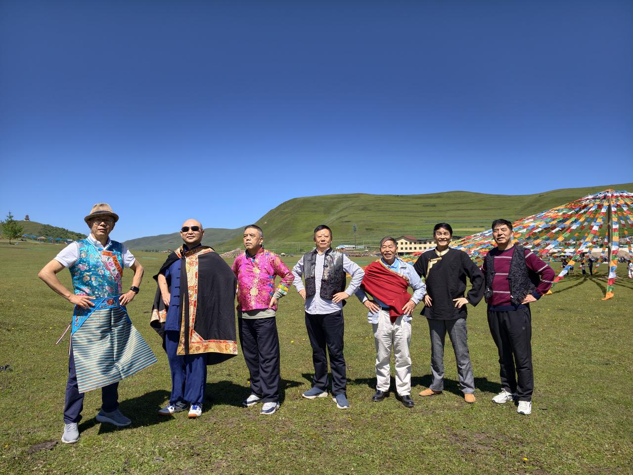 上联：浮沉漠北行独归，
下联：起落江南结伴游。
 
简析
 
1. 对仗：浮沉对