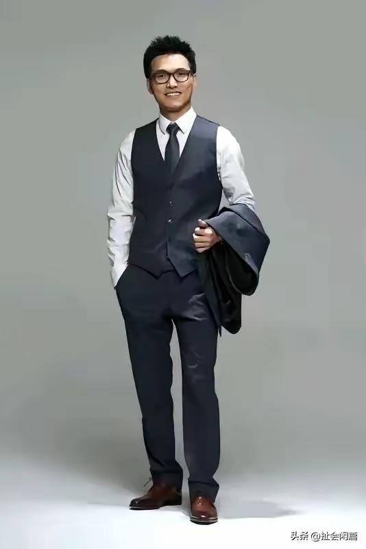 这绝对是中国影视圈最有明星气质的大老板和投资人。

柯利明，今年四十四岁，儒意控