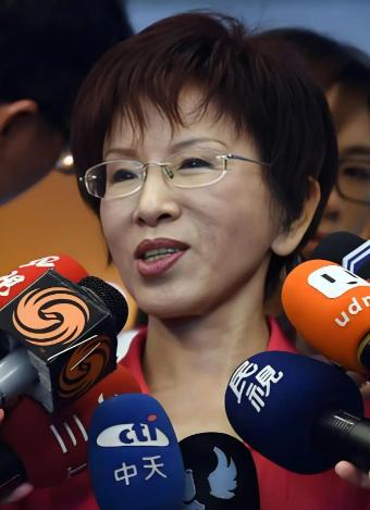 洪秀柱不怕民进党骂她，大模大样去了九三阅兵现场。这一趟，她不只是看热闹，更是在给