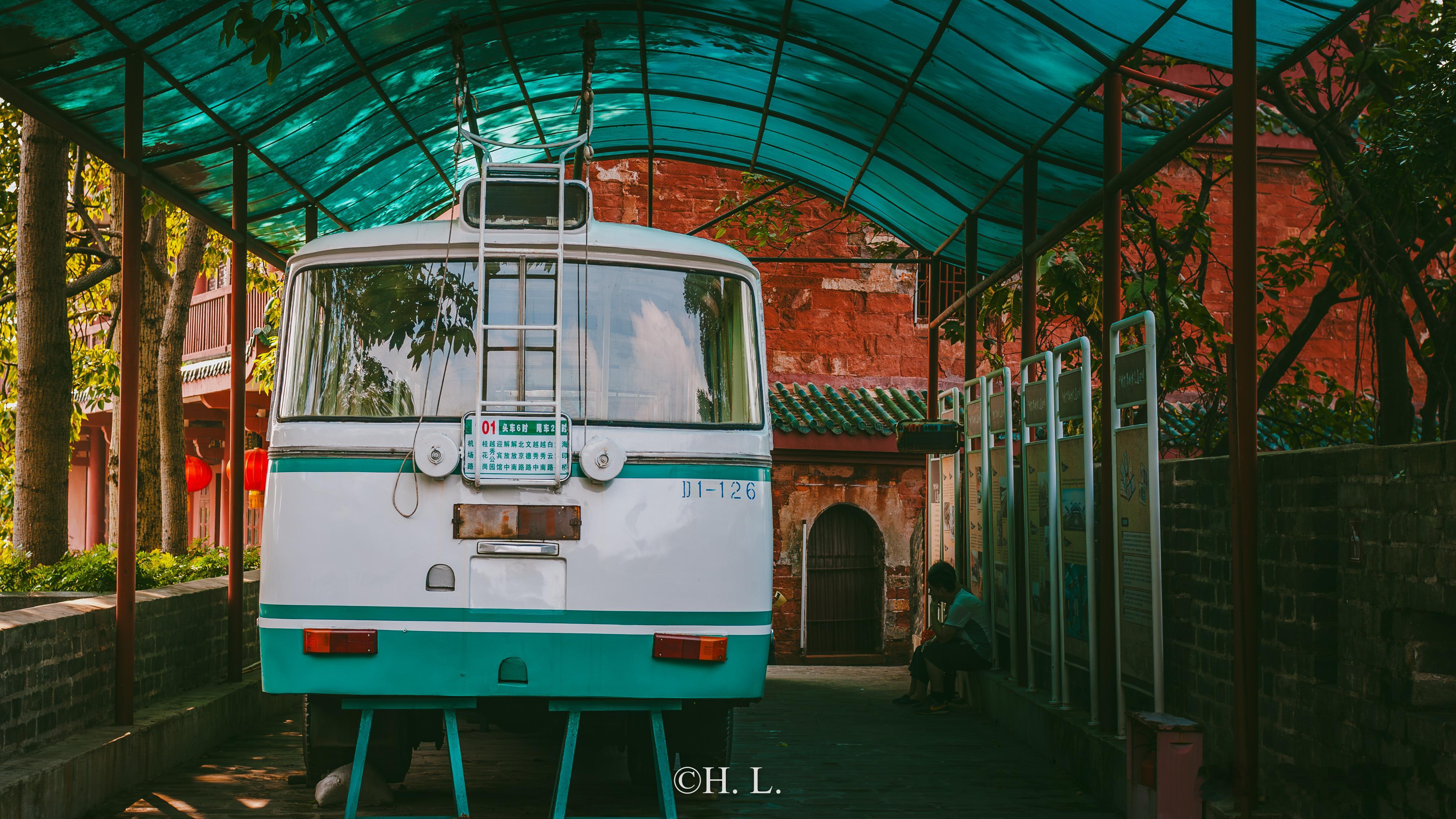 光荣退役。SK561G无轨电车 上海牌。 