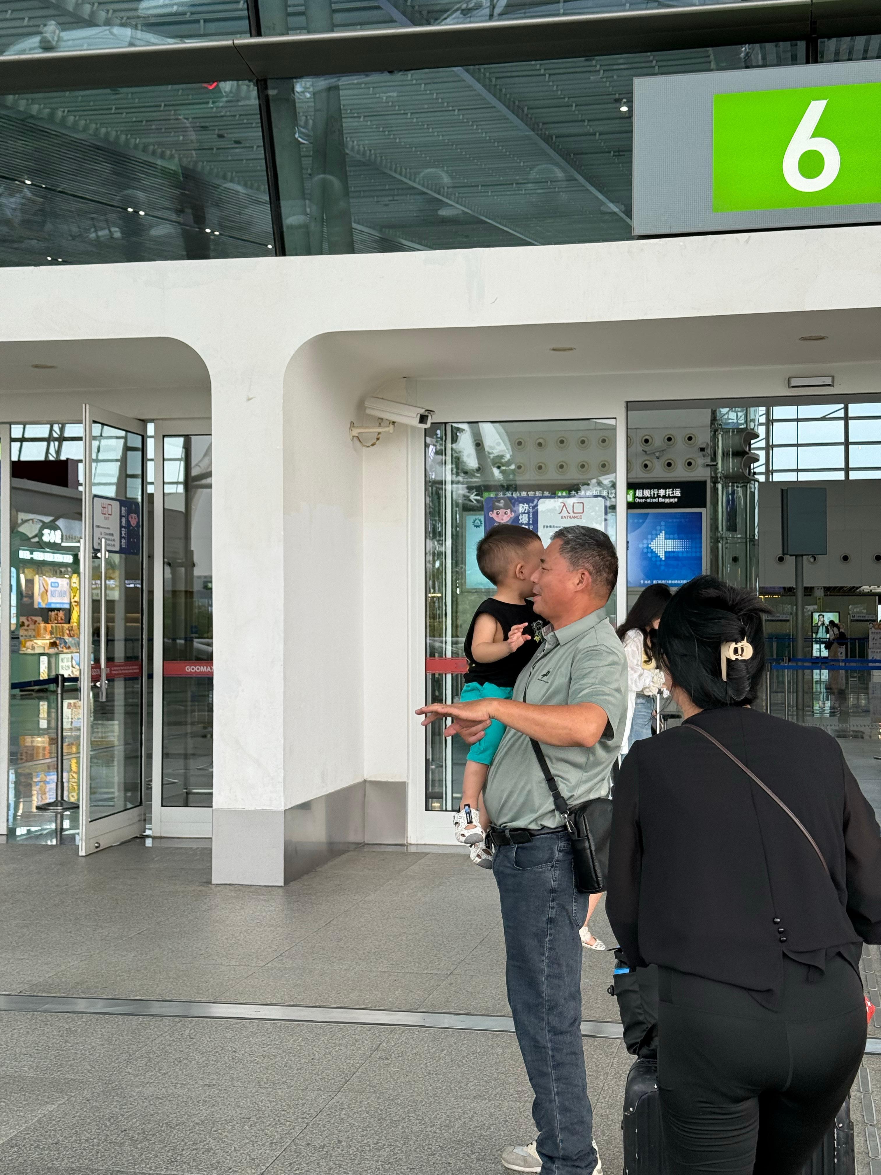 方老师带着全家人去贵州旅游了我留在来赚钱工作 ​​​