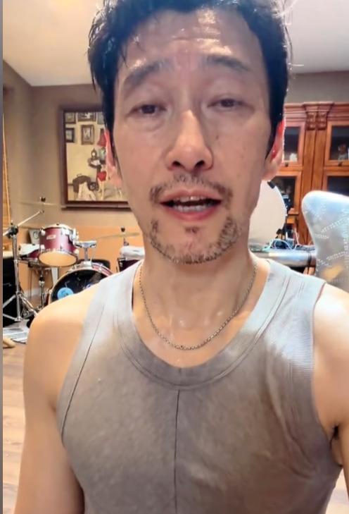 满江隐退16年再复出，53岁身材挺拔没半点油腻感。最让人羡慕的是，陪他熬过沉寂的