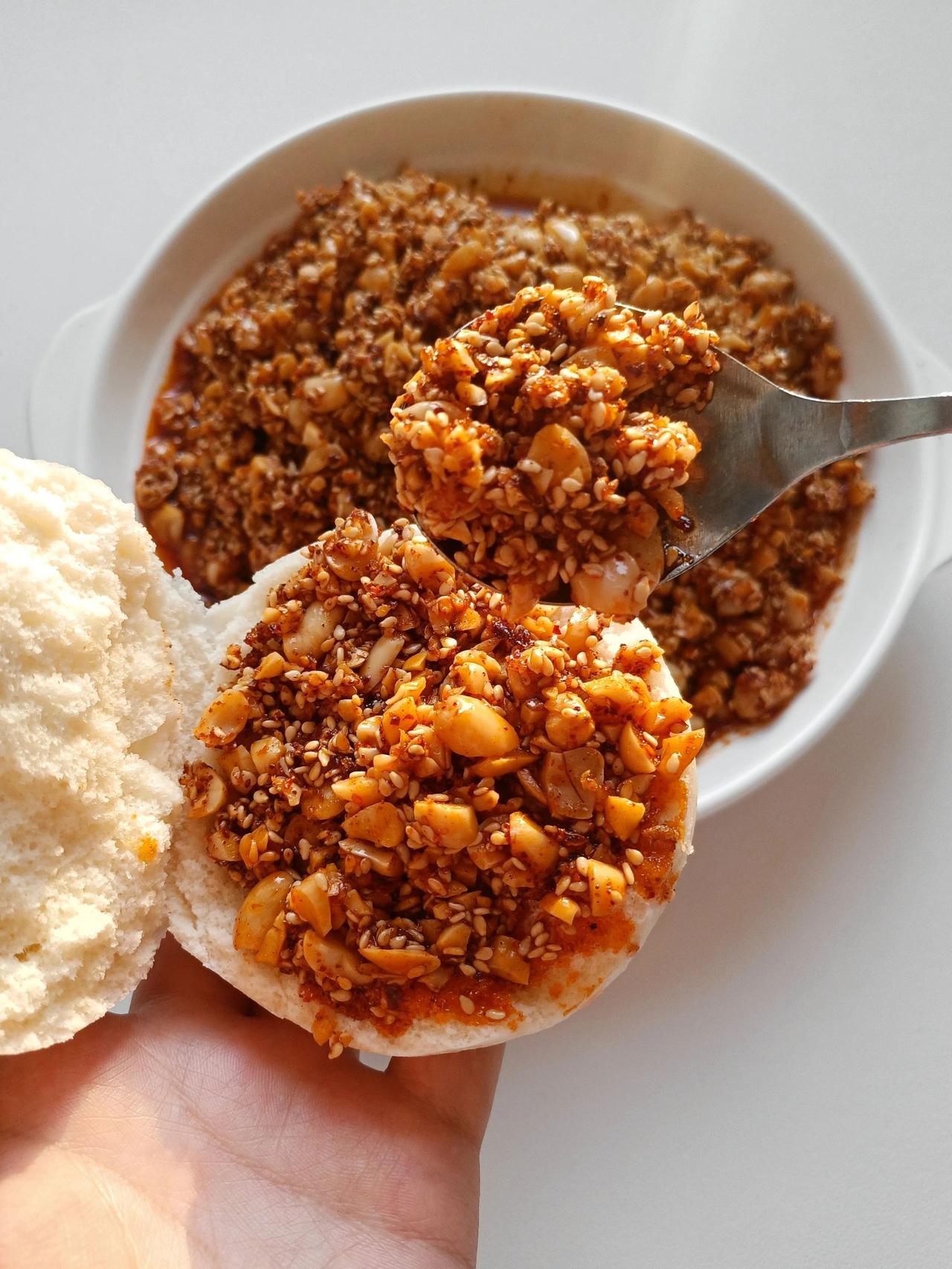 以前读书住校的时候，妈妈就会给我们做上一大罐花生辣椒酱，给带去学校，妥妥的下饭神