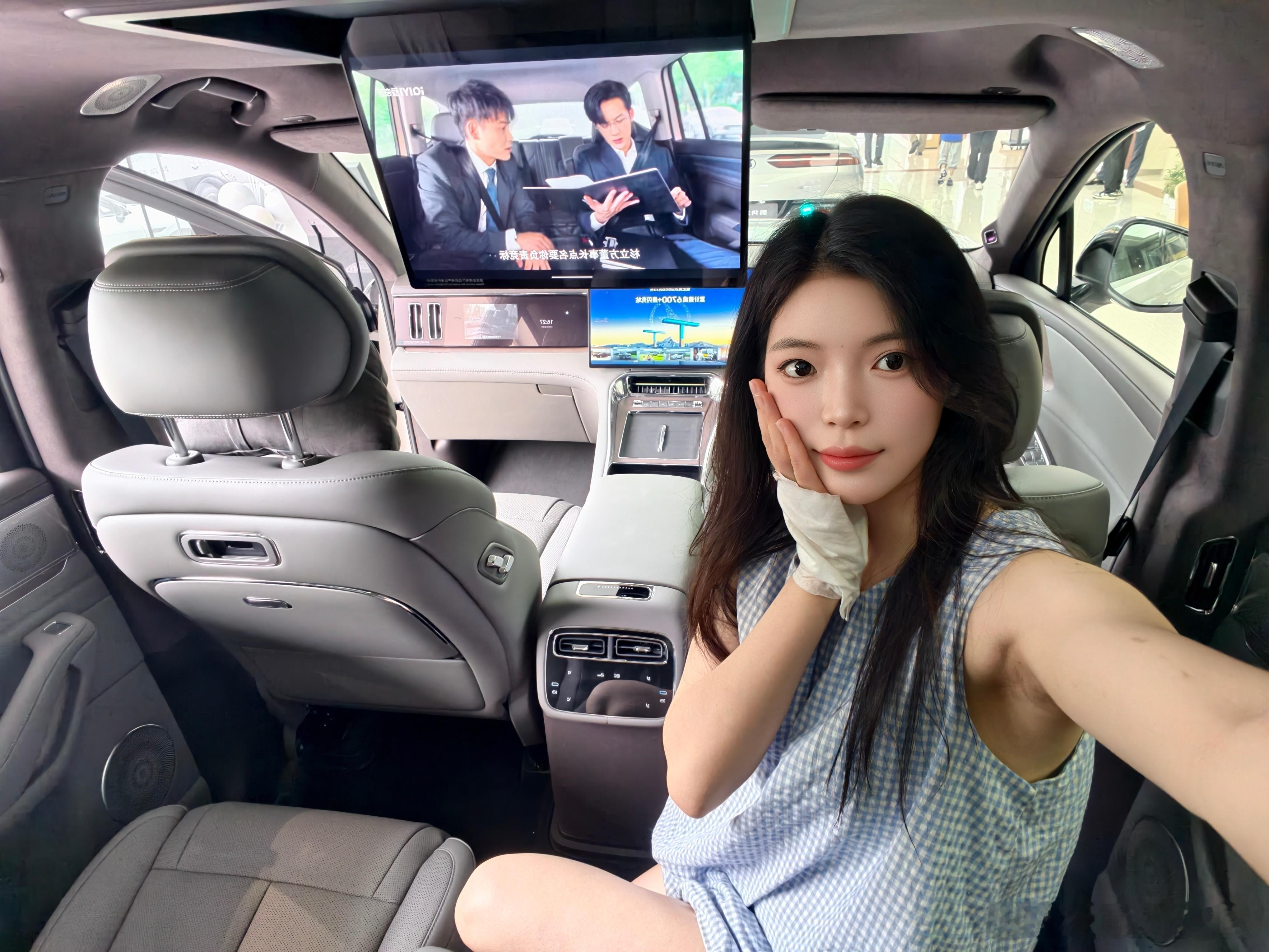 没事就爱待车里，大屏一打开，瞬间拥有专属小影院