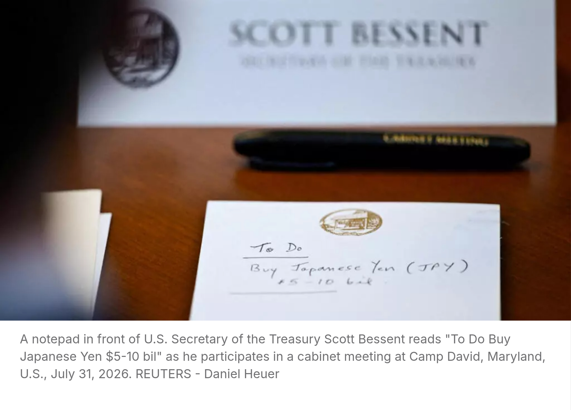 据路透社在戴维营拍摄的一张照片显示，美国财长贝森特（Scott Bessent）