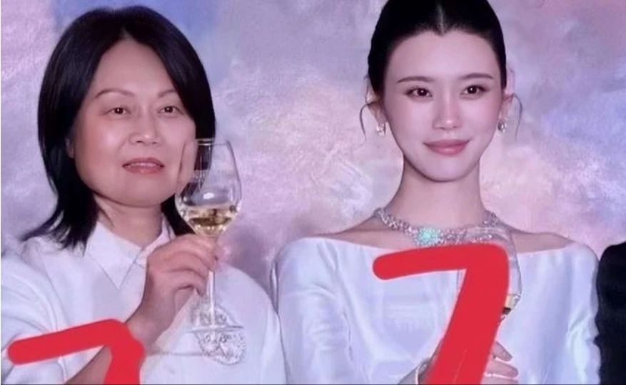 澳门婚礼答谢宴上当奚梦瑶跟妈妈站在一起时我才发现奚梦瑶究