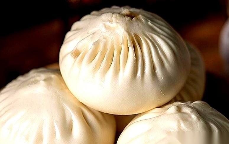 一个人，两筐猪肉白菜包子，误闯敌军战壕。
一百多杆枪指着脑袋，他居然掀开棉被大喊