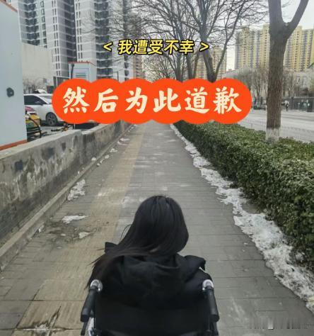 板凳被抽走导致肋骨断裂的女生，虽然终于获得7万的赔偿，但却退学了，还被父母断绝关