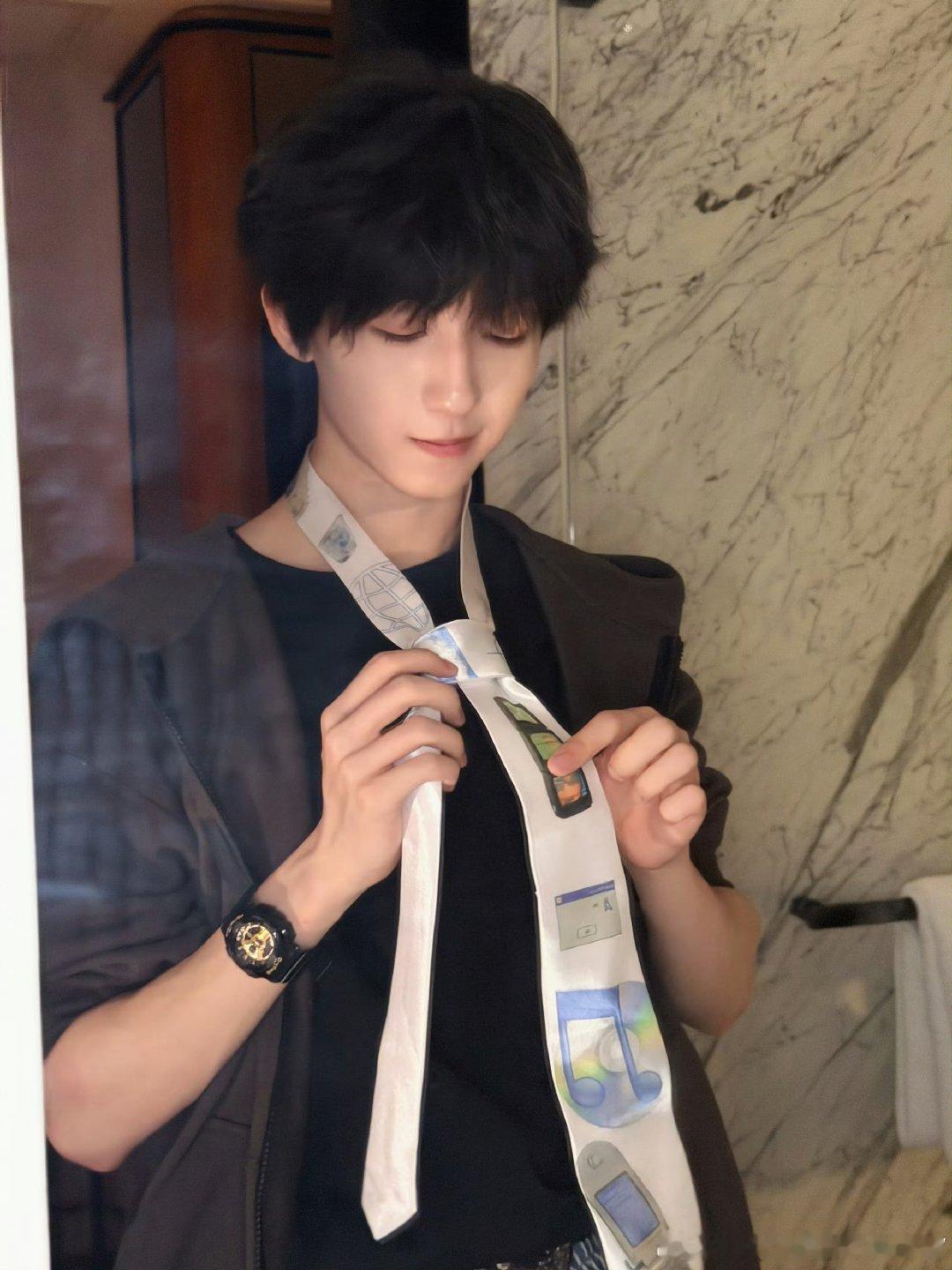 杨博文真的写了100遍我想你了杨博文安慰粉丝 巧妙的电池设定氛围感拉满，一百遍书