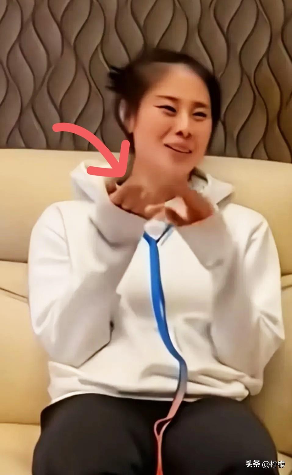 中国女篮的知名球员王思雨在接受采访期间，被问到个人的择偶标准。只见她满脸笑意，以