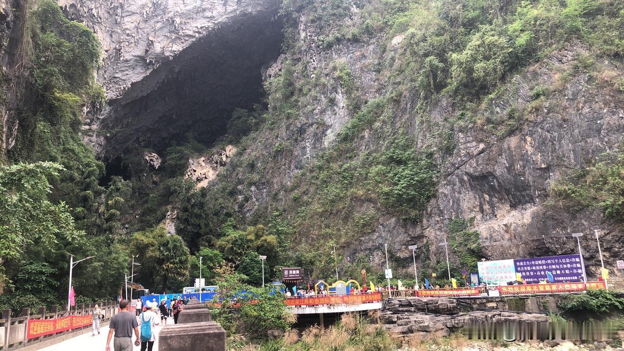 天刚蒙蒙亮，巴马的群山还浸在浅淡的晨霭里，朋友就发来视频，让我看看他们夫妻在百魔