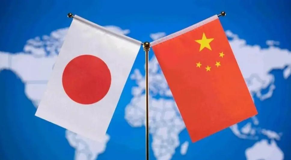 针对日本政府计划放宽武器出口规则，中国外交部表达严重关切，称日本加速再军事化已成