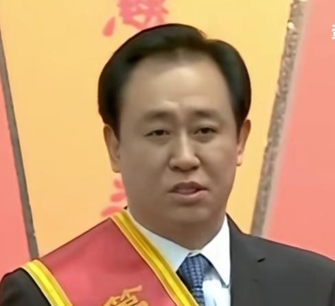 许家印当年过得跟土皇帝似的，打死也想不到有今天。18年那会出门，屋里湿度大小都得