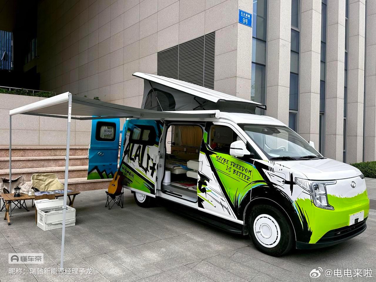 第一排座椅旋转也不是什么新鲜东西，Vala飞屋汽车一直在搞这种布局。巧了他家也是