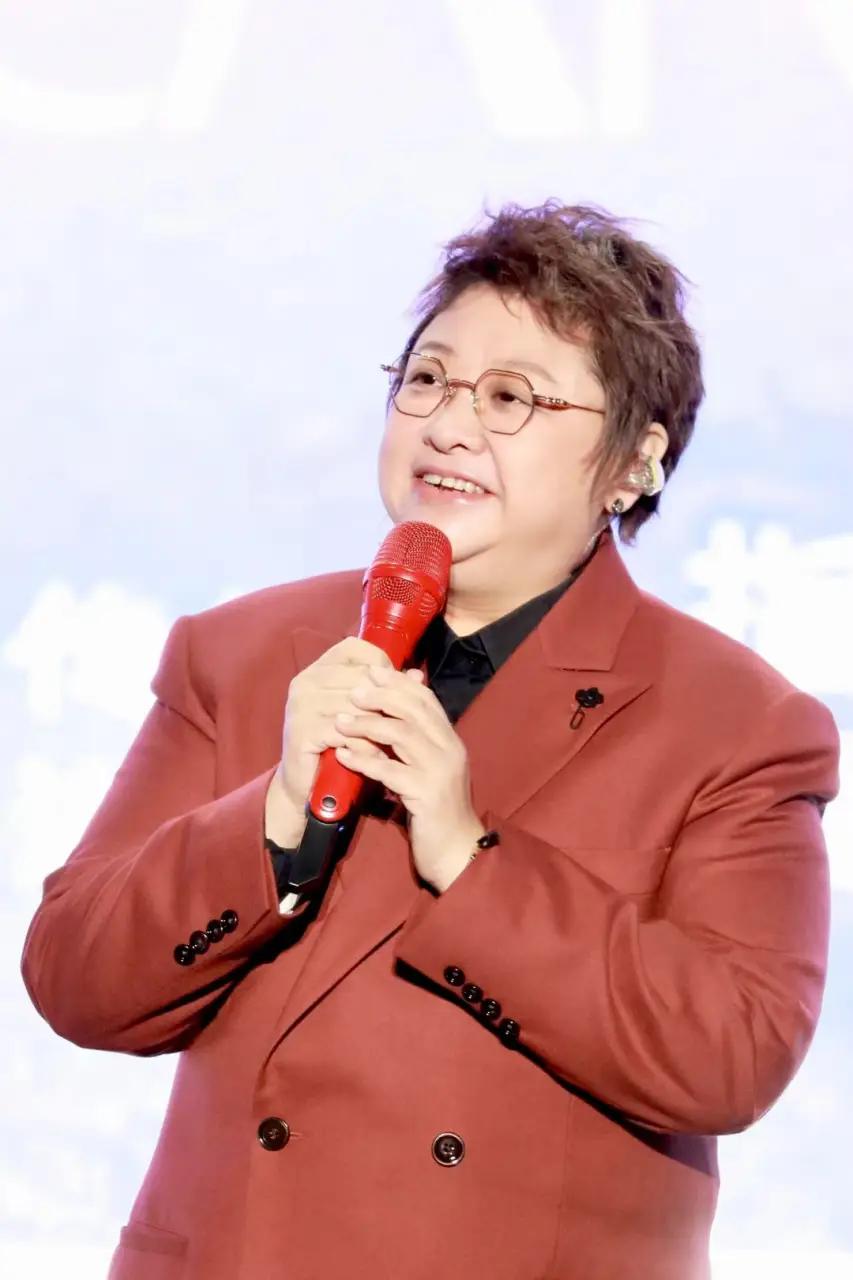 一分钱都没给？7月8日报道，知名记者杜恩湖抛出一则猛料，引发内地乐坛大范围讨论与
