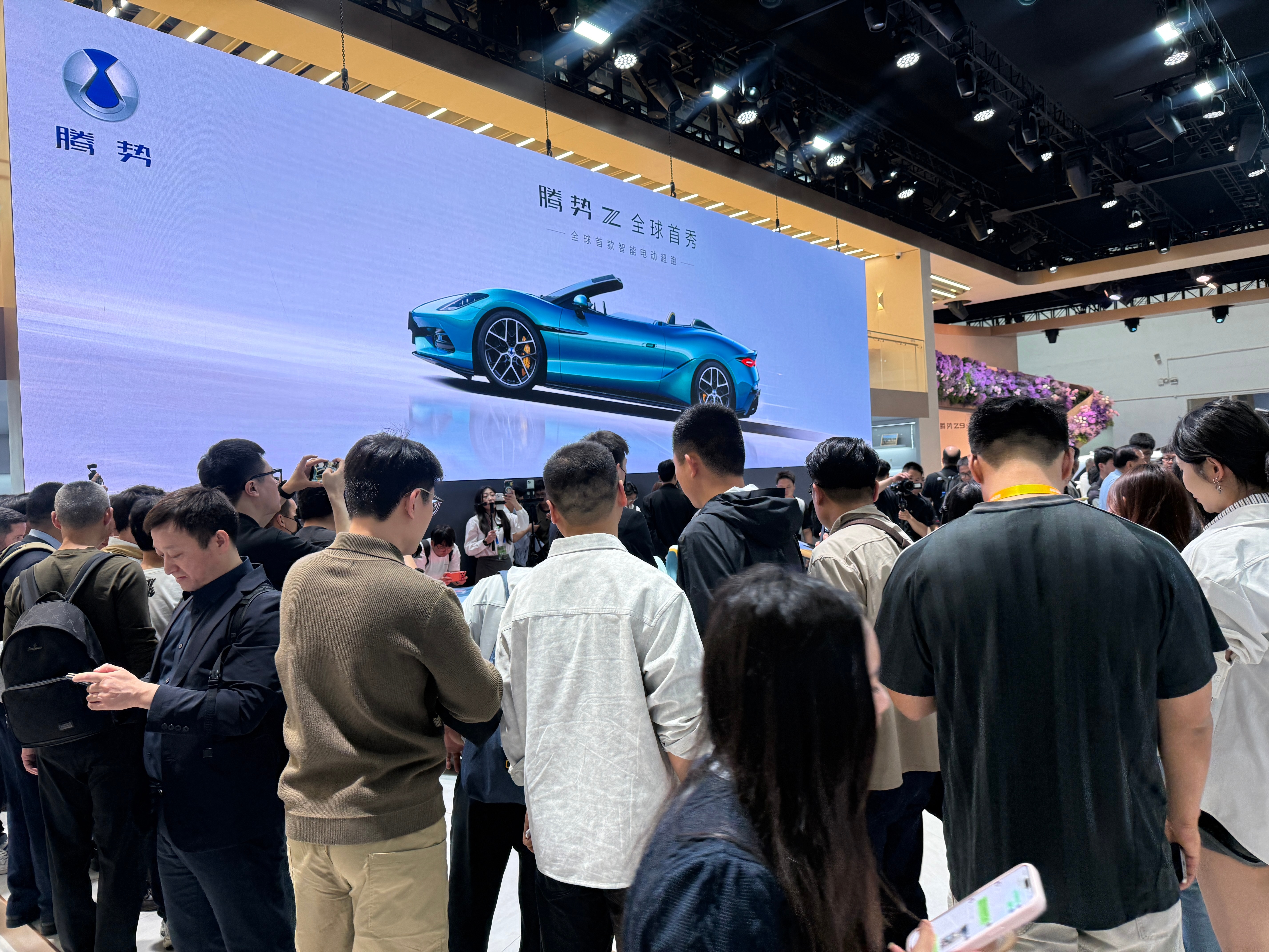 来腾势展台看腾势Z的全球首秀，围的水泄不通的，个子太矮都拍不到一张完整的车不过有
