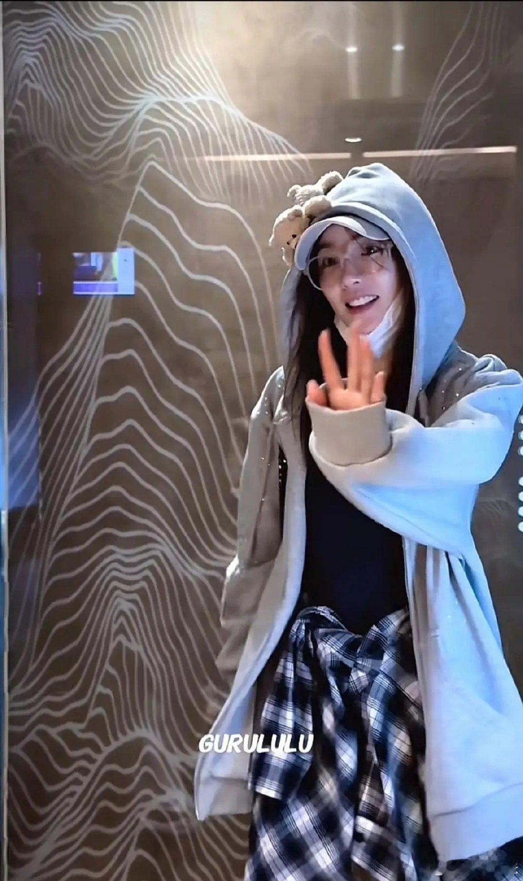 张月那么多好看的眼镜最近为什么独宠无框，我哭😥 