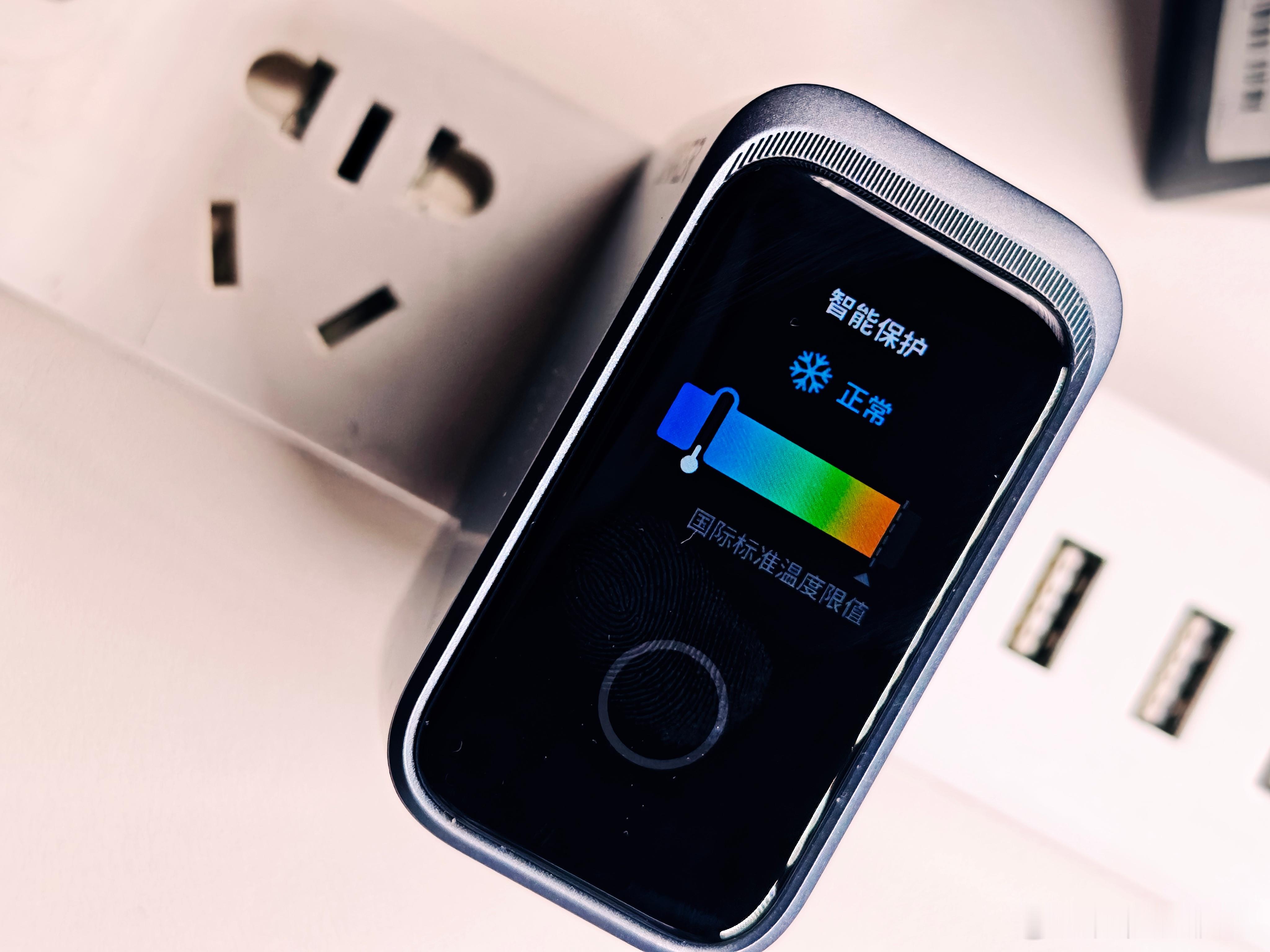 应该是年度收官的超强快充头了   Anker Prime 160W 智显充 Pr