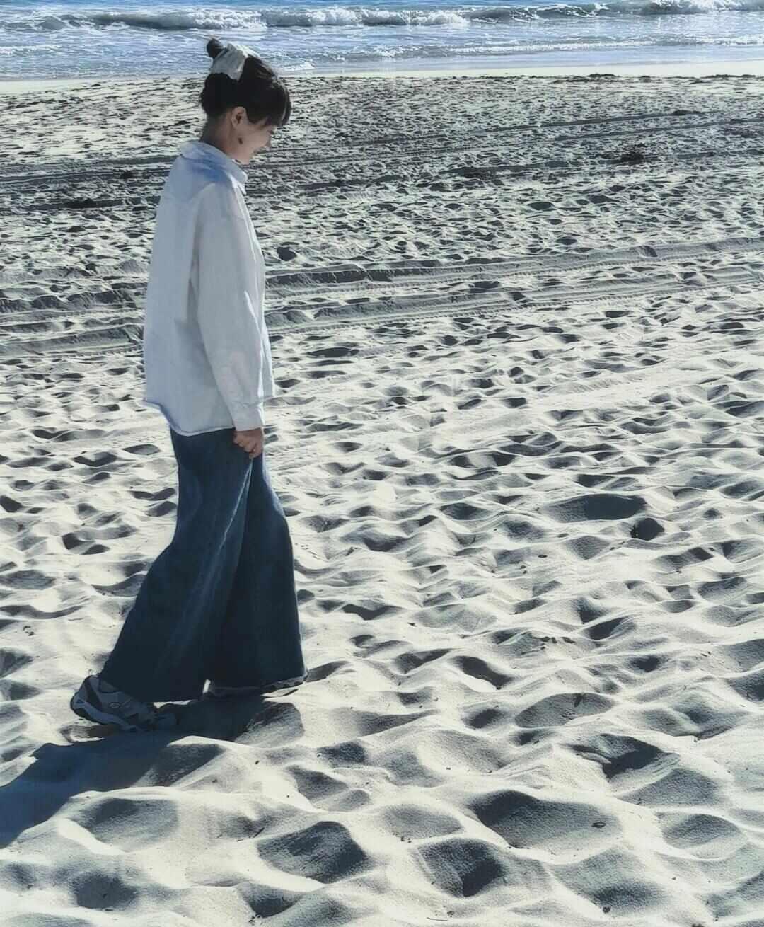 古早感｜去海边的穿搭
今日OOTD是妹妹帮我搭配的，永远爱白衬衣和👖的组合~妹