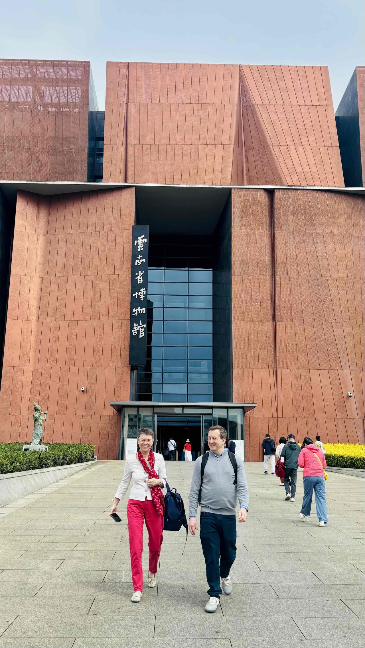 云南不仅拥有丰富的生物多样性，还拥有多元的文化和民族风情。该省共有25个少数民族
