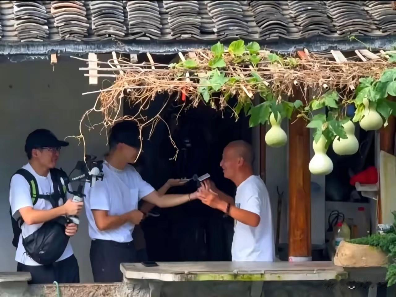 爷爷也累啦！重点是他考虑老老伴晚上休息不好，这个爷爷好可爱！
       9月