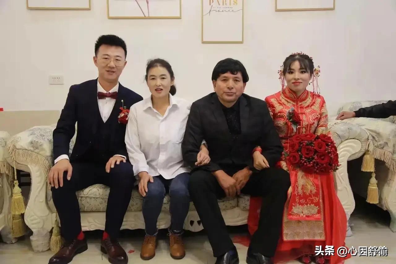 上联:喜剪窗花添喜庆
下联:欢迎贵客送吉祥
  （欢迎友友接下联）

  解析