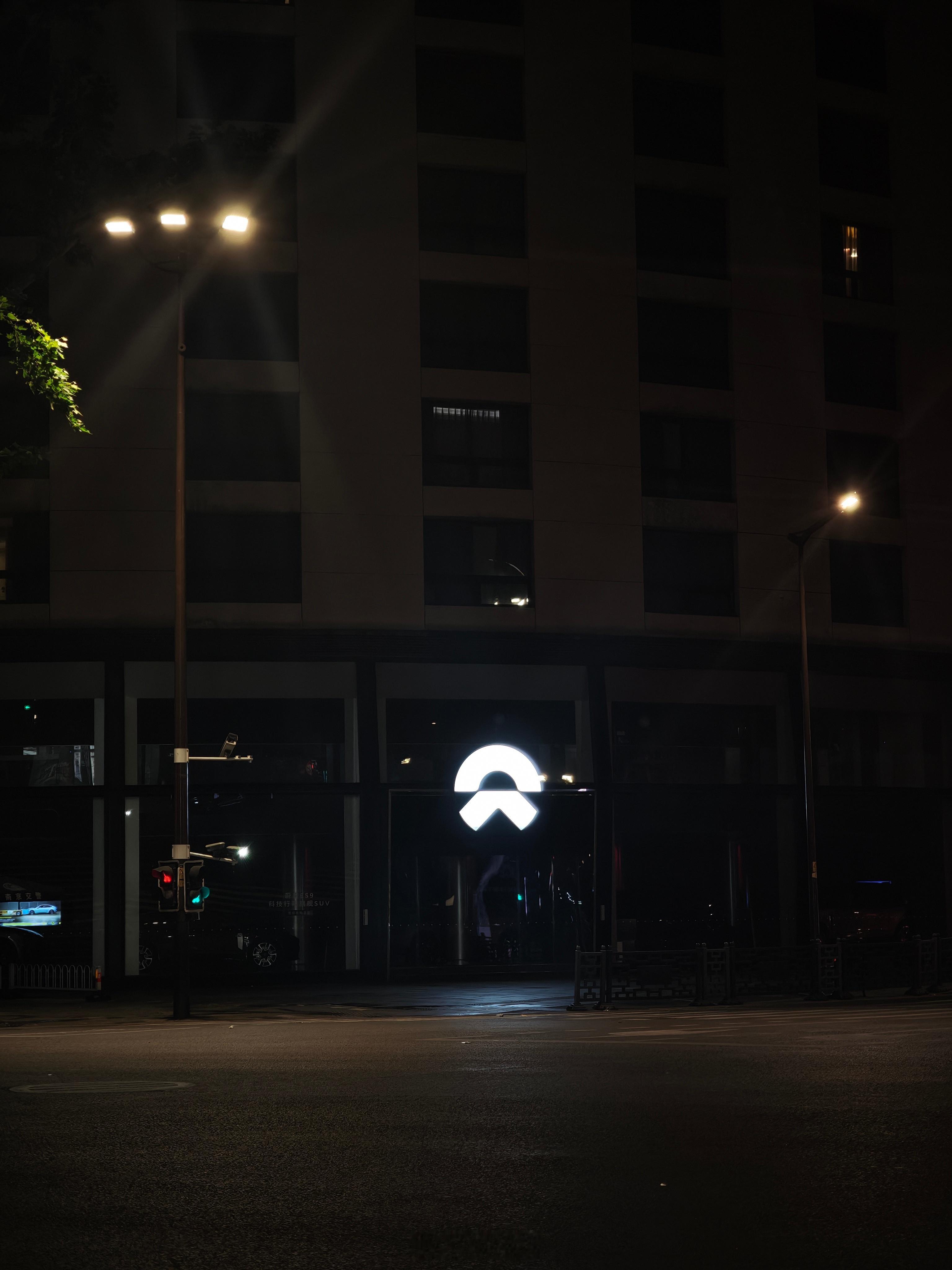 你见过凌晨2点的蔚来展厅吗？ 