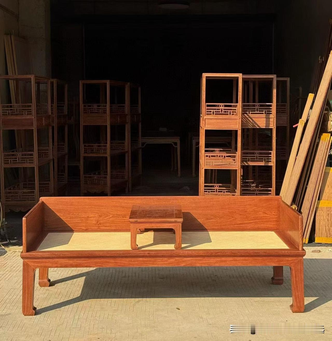 开启美好的一天

——早上好☀️红木家具干了10年有什么感受?