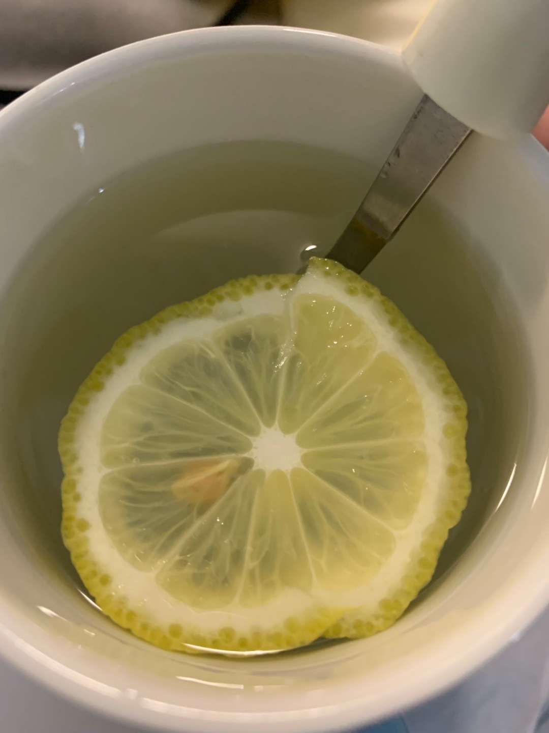 被砸过无数次的脸、时近时远的视力、和默默承重的颈椎老兄。从今天起，我要做个端正的