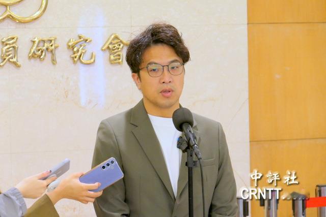 国民党籍台北市长蒋万安儿子蒋得立录取台北市教育局国际交换学生计划，引发绿营利益回