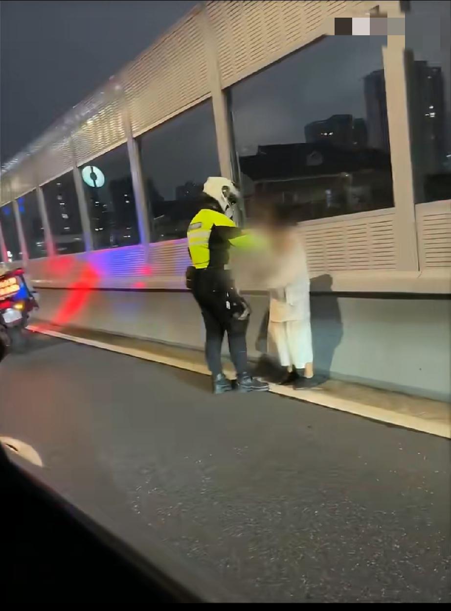执法不光要有温度，也得有点力度！不知道的还以为她在教育民警呢。。。执法人员规范化