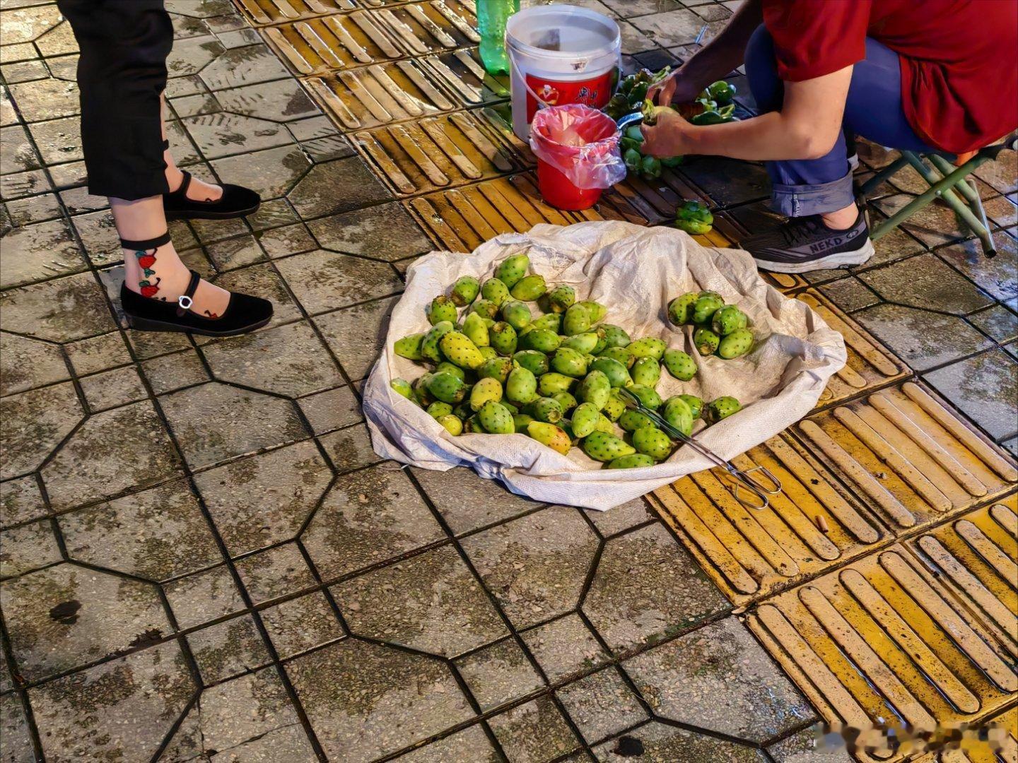 这里的特产是仙人掌果，本地人叫仙桃。我尝了几个，很甜很好吃。但硬伤是籽又多又硬，