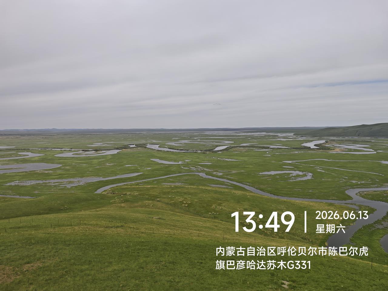 内蒙古186彩带河景区的滑草道，是公认的亚洲最长草原滑草道，位于呼伦贝尔市陈巴尔